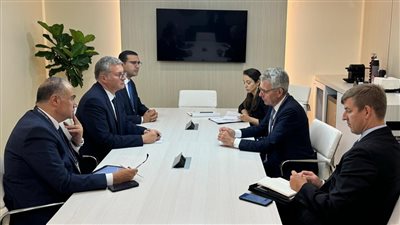 وزير البترول يجري مباحثات مع مساعد وزير الخارجية الأمريكية لموارد الطاقة