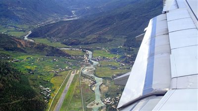 50 طيارا فقط مؤهلون للهبوط فيه، قصة أخطر مطار فى العالم (فيديو)