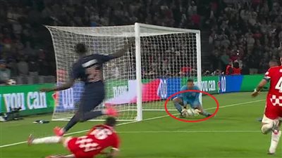 حارس جيرونا يرتكب خطأ 