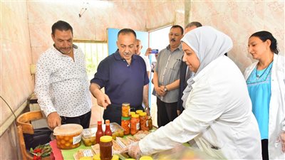 محافظ أسيوط يفتتح منافذ بيع منتجات غذائية بمدرسة ديروط الثانوية الزراعية المشتركة (صور)