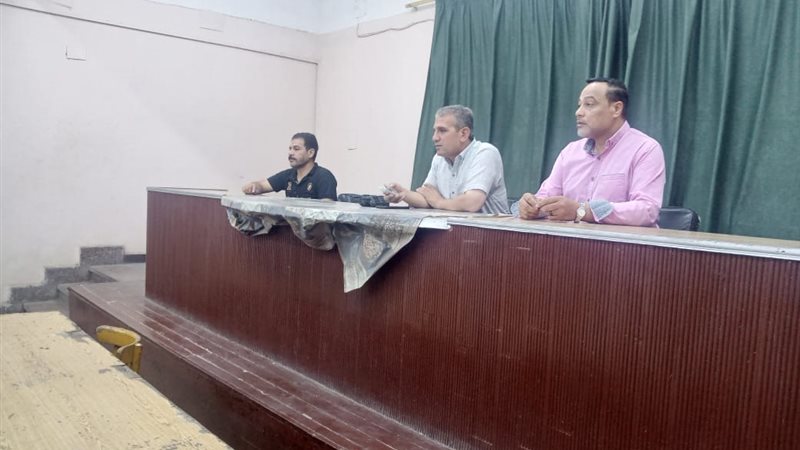 أبوالفتوح يجتمع بالإدارة