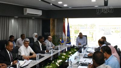 محافظ أسوان يطمئن على جاهزية المدارس قبل بدء العام الدراسى