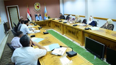 رئيس جامعة سوهاج يناقش التجهيزات النهائية لبدء تسكين الطلاب بالمدن الجامعية