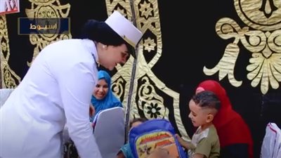 الداخلية توزع الحقائب المدرسية على الآسر بالمناطق الأولى بالرعاية (فيدو)