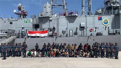 القوات البحرية تنجح فى إنقاذ مركب هجرة غير شرعية على متنها 45 فردا