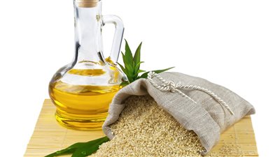  زيت السمسم، يعزز نمو الشعر ويرطبه ويحميه من التلف