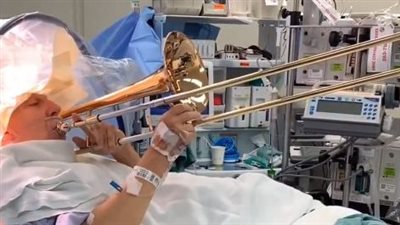 مريض يعزف مقطوعة موسيقية خلال خضوعه لجراحة فى المخ (فيديو)