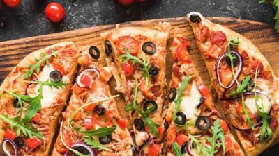 طريقة عمل بيتزا صحية بمكونات بسيطة واقتصادية 