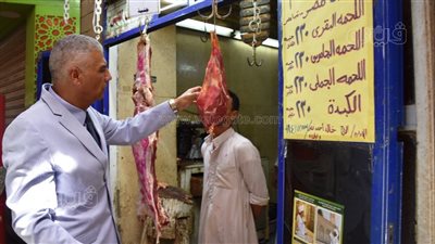 غلق وتشميع عدد من المحلات والسوبر ماركت بأسوان (صور)