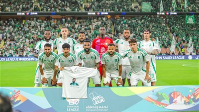لاعبو أهلي جدة يرفعون صورة فهد المولد خلال مواجهة ضمك بالدوري السعودي 
