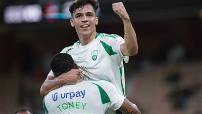 ضمك يتعادل مع أهلي جدة 1/1 في الشوط الأول بالدوري السعودي (فيديو)