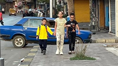 بدء توافد الطلاب على المدارس في أول أيام العام الدراسي الجديد