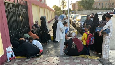 أولياء الأمور يتصدرون المشهد بالجيزة بمرافقة أبنائهم في أول أيام العام الدراسي