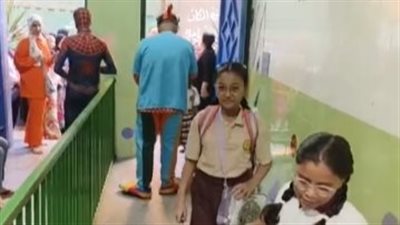 بملابس سبايدر مان والبلالين، مدارس المنصورة تستقبل التلاميذ في أول يوم دراسي (بث مباشر)