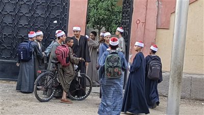 حضور مكثف والتزام بالزي الأزهري بأول أيام العام الدراسي الجديد في أسيوط (فيديو وصور)