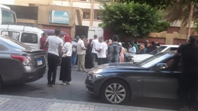 أولياء الأمور بالإسكندرية يتجمعون أمام بوابات المدارس فى أول أيام الدراسة 