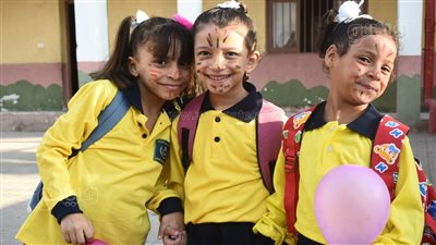 بالرسم والبلالين، استقبال التلاميذ في أول أيام الدراسة بالجيزة (صور) 