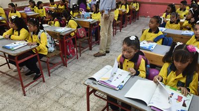 توزيع الكتب المدرسية على التلاميذ بالجيزة في أول أيام العام الدراسي الجديد (صور) 