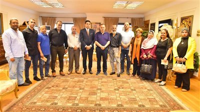 محافظ أسيوط يقرر صرف مكافأة مالية لـ13 موظفًا لتفانيهم في العمل