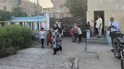 أولياء الأمور يتصدرون المشهد بأول يوم دراسي بالعام الجديد في الشرقية