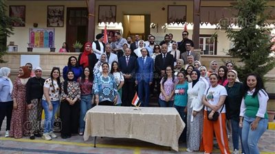 محافظ بورسعيد يشارك طلاب مدرسة اليونانية الحديثة الطابور الصباحي