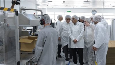 رئيس الوزراء يتفقد مصنع أسترازينيكا مصر بـ 6 أكتوبر