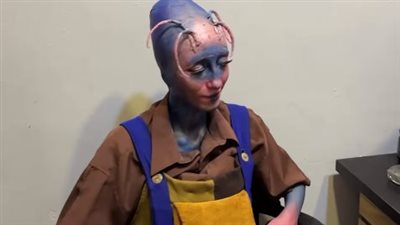 أصابت المواطنين بالذعر، فنانة تتقمص شكل كائن فضائي وتتجول في الشوارع (فيديو)