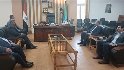 محافظ الشرقية يلتقي رئيس مدينة الصالحية الجديدة