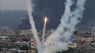 إعلام عبري: إطلاق نحو 100 صاروخ من لبنان تجاه شمال إسرائيل