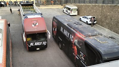 وصول حافلة الأهلي لاستاد القاهرة استعدادا لمواجهة العين الإماراتي (فيديو)