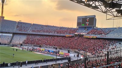 شاهد، هتافات جماهير الأهلي للاعبين فور نزولهم أرضية ملعب استاد القاهرة 