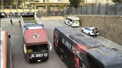 حافلة مكشوفة استعدادًا لاحتفال لاعبي الأهلي بدرع الدوري