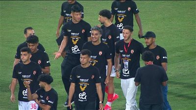 لاعبو الأهلي يستعدون للاحتفال بدرع الدوري الممتاز (صور)