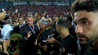 قلدهم بالورود، لقطات من تكريم الخطيب للاعبي الأهلي والجهاز الفني (صور)