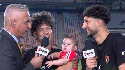 شاهد، نجلة إمام عاشور تلتقط صورا مع درع الدوري