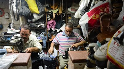 بسبب ارتفاع أسعار مستلزمات المدارس، أولياء الأمور يلجأون لإصلاح الشنط والأحذية (فيديو وصور)