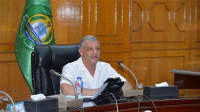 محافظ الإسماعيلية يناقش نقل المرافق المتعارضة لربط بعض الطرق الرئيسية (صور) 