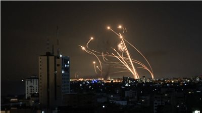 صفارات الإنذار تدوي في تل أبيب وسط أنباء عن رشقة صاروخية ضخمة (فيديو)