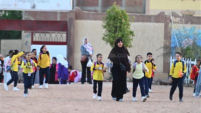 بدء توافد الطلاب بمحافظة الجيزة على المدارس في ثاني أيام العام الدراسي (فيديو وصور) 