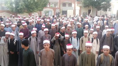 بالعمامة والجلباب، حضور مكثف لطلاب الأزهر في معاهد قنا (صور)