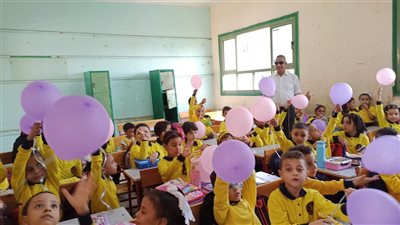 توزيع الحلوى والبالونات على الطلاب داخل الفصول بمدارس الجيزة (صور)