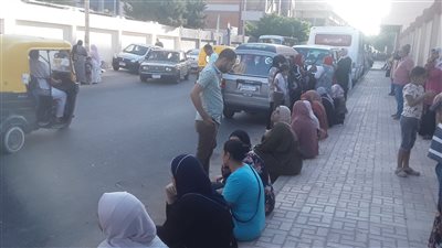 أولياء أمور الطلاب بالإسكندرية يفترشون الأرصفة فى انتظار ابنائهم