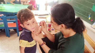 بالرسم على الوجوه وتوزيع البالونات، مدارس أسيوط تستقبل الطلاب في أول يوم دراسي (صور )