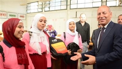 محافظ القاهرة يوزع الهدايا على الطلاب (صور)