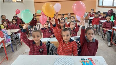 توزيع بالونات وهدايا على الطلاب، احتفالات إدارة الخصوص بأول يوم دراسي (صور )