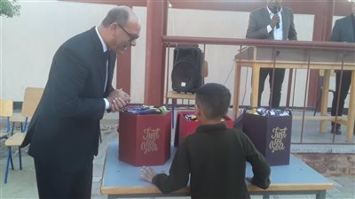 توزيع الحلوى على الطلاب بأول أيام العام الدراسي الجديد في الإسكندرية (صور)