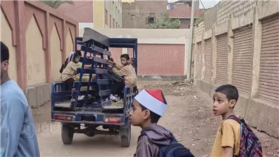 بالتروسيكل، أولياء الأمور يصطحبون أبنائهم في أول أيام الدراسة بأسيوط (صور)