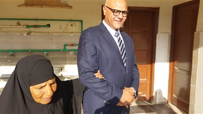 محافظ القليوبية يصرف مكافأة مالية لأقدم عاملة نظافة في مدرسة ببنها