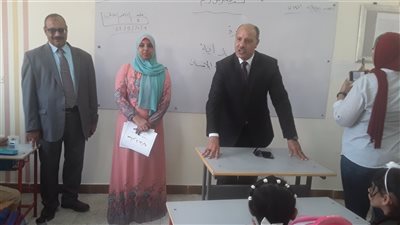 مدير تعليم الإسكندرية يشارك الطلاب الحصة الأولى فى بداية العام الدراسي الجديد (صور)