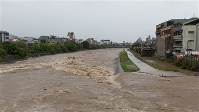 اليابان تجلي أكثر من 130 ألف شخص بسبب الأحوال الجوية (فيديو)